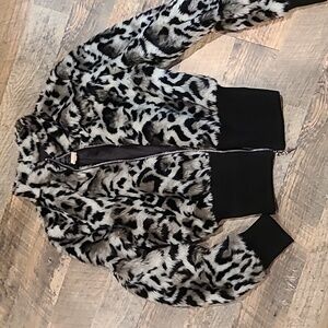Fitted leopard jacket